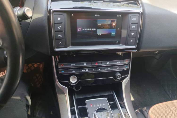 Used Jaguar XEL 2018 2.0T 200 PS Luxury Edition Audio And AC Panel