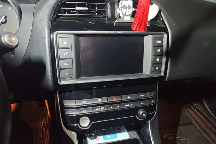 Used Jaguar XEL 2018 2.0T 200 PS Luxury Edition Audio And AC Panel