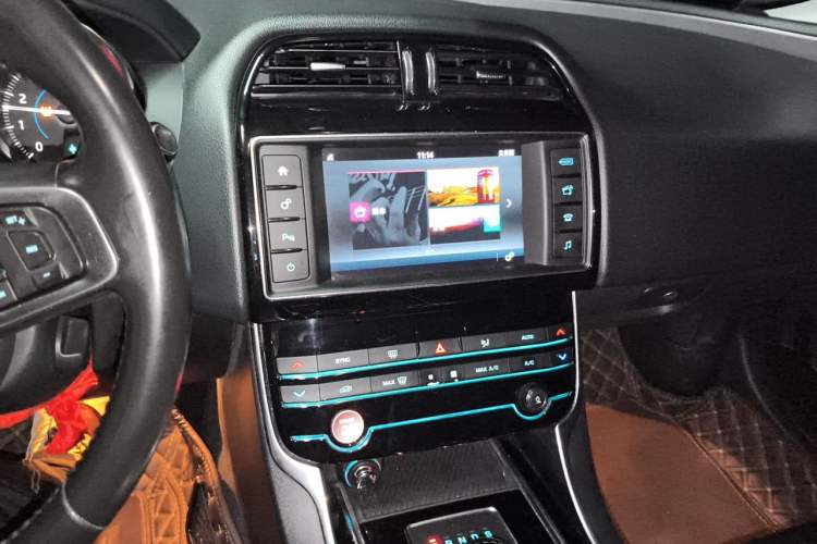 Used Jaguar XEL 2018 2.0T 200 PS Luxury Edition Audio And AC Panel