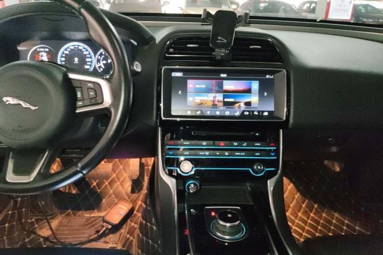 Used Jaguar XEL 2018 2.0T 200 PS Premium Edition Audio And AC Panel