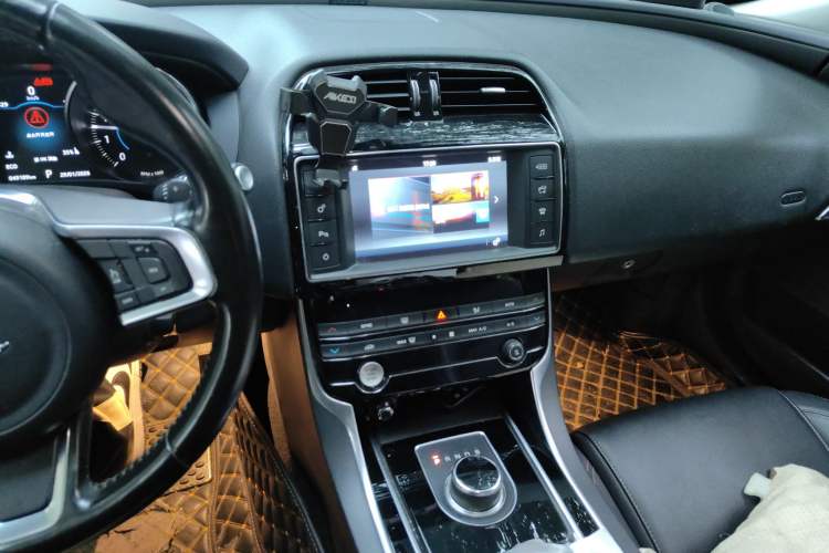 Used Jaguar XEL 2018 2.0T 200 PS LOVE Devotion Edition Audio And AC Panel