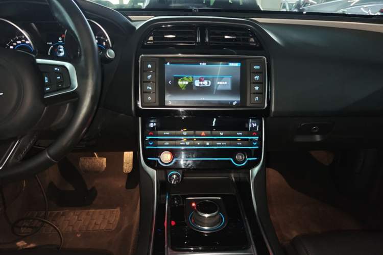 Used Jaguar XEL 2018 2.0T 200 PS Luxury Edition Audio And AC Panel