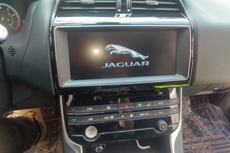 Used Jaguar XEL 2018 2.0T 200 PS First-Edition Limited Edition Audio And AC Panel