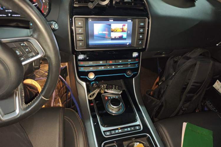 Used Jaguar XEL 2018 2.0T 200 PS Luxury Edition Audio And AC Panel
