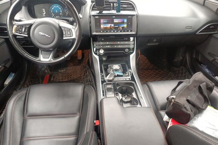 Used Jaguar XEL 2018 2.0T 200 PS Premium Edition Center Console