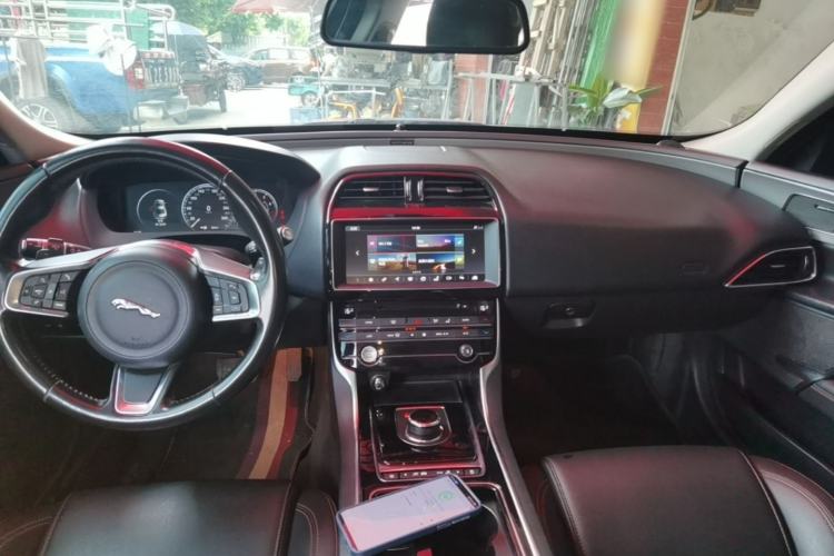 Used Jaguar XEL 2018 2.0T 200 PS Premium Edition Center Console