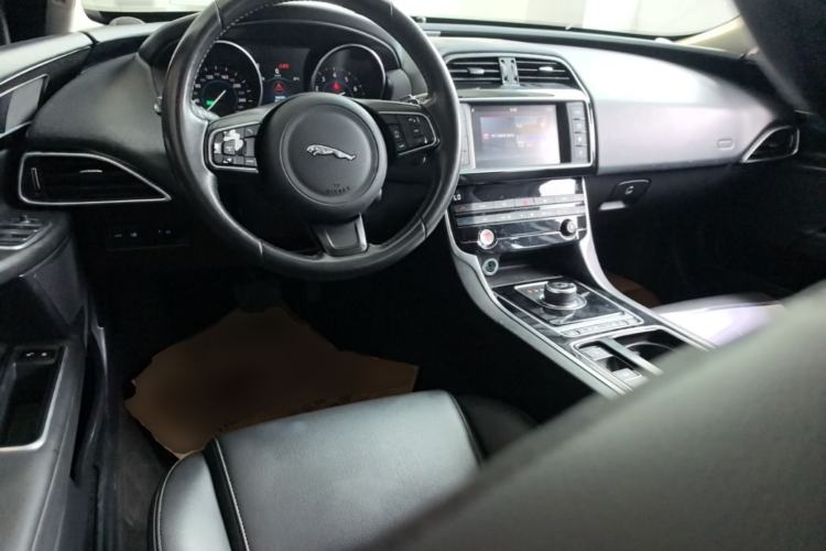 Used Jaguar XEL 2018 2.0T 200 PS Elite Edition Center Console