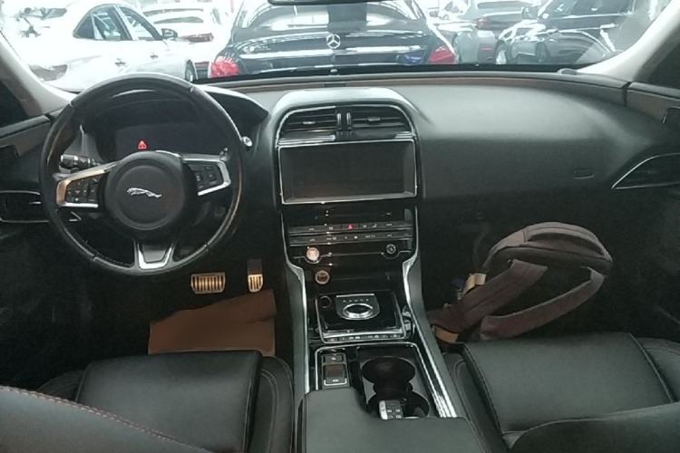 Used Jaguar XEL 2018 2.0T 200 PS Premium Edition Center Console
