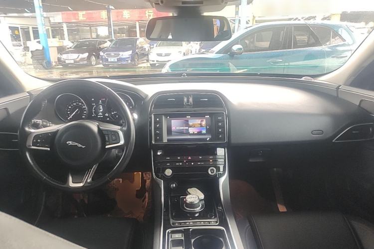 Used Jaguar XEL 2018 2.0T 200 PS Luxury Edition Center Console
