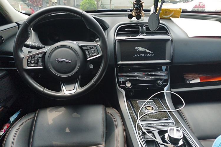 Used Jaguar XEL 2018 2.0T 200 PS Premium Edition Center Console