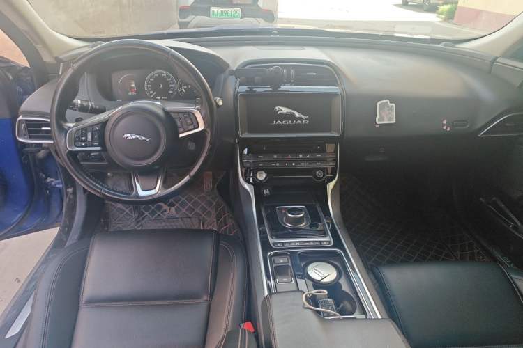 Used Jaguar XEL 2018 2.0T 200 PS Premium Edition Center Console
