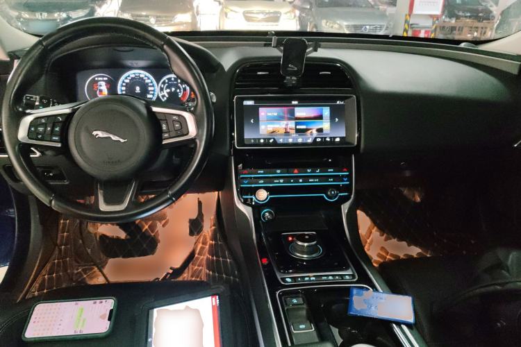 Used Jaguar XEL 2018 2.0T 200 PS Premium Edition Center Console