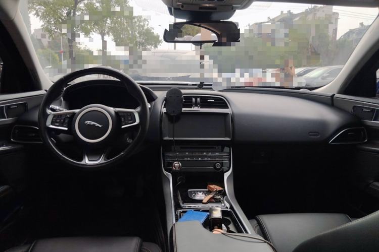 Used Jaguar XEL 2018 2.0T 200 PS Premium Edition Center Console