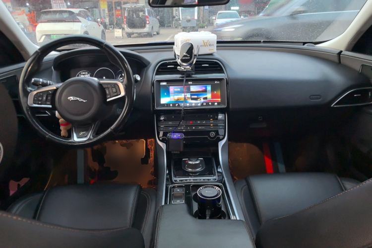 Used Jaguar XEL 2018 2.0T 200 PS Premium Edition Center Console