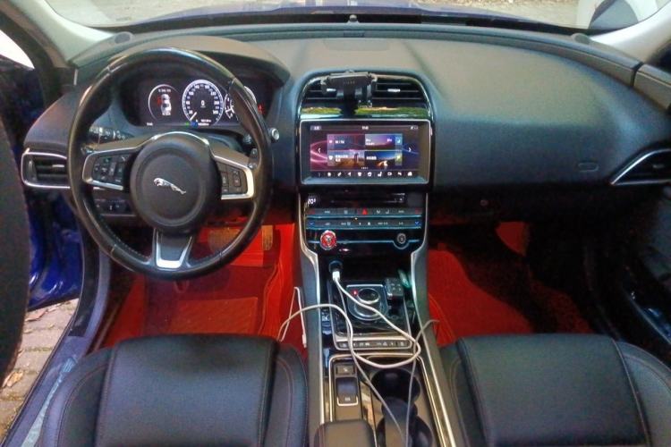 Used Jaguar XEL 2018 2.0T 200 PS Premium Edition Center Console
