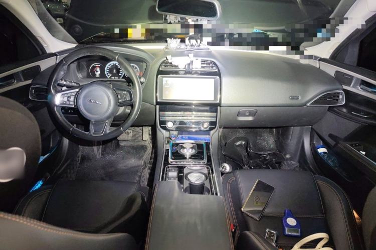 Used Jaguar XEL 2018 2.0T 200 PS Premium Edition Center Console