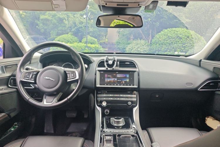 Used Jaguar XEL 2018 2.0T 200 PS Premium Edition Center Console