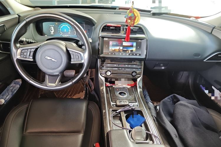 Used Jaguar XEL 2018 2.0T 200 PS First-Edition Limited Edition Center Console