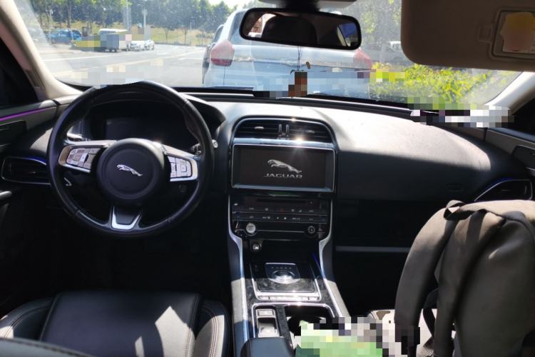 Used Jaguar XEL 2018 2.0T 200 PS Premium Edition Center Console