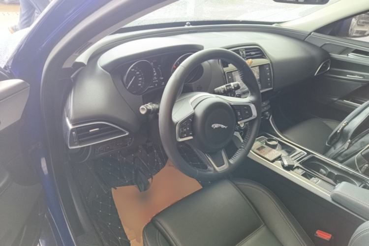 Used Jaguar XEL 2018 2.0T 200 PS Elite Edition Center Console