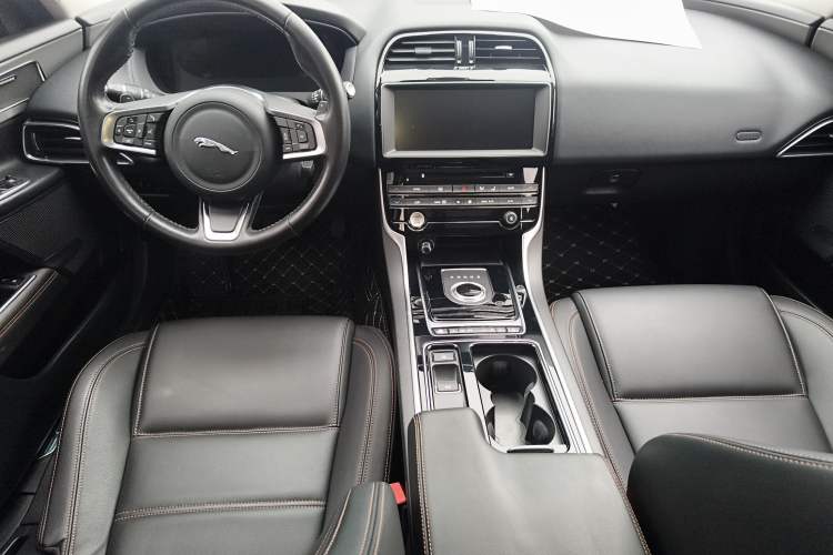 Used Jaguar XEL 2018 2.0T 250 PS Premium Edition Center Console