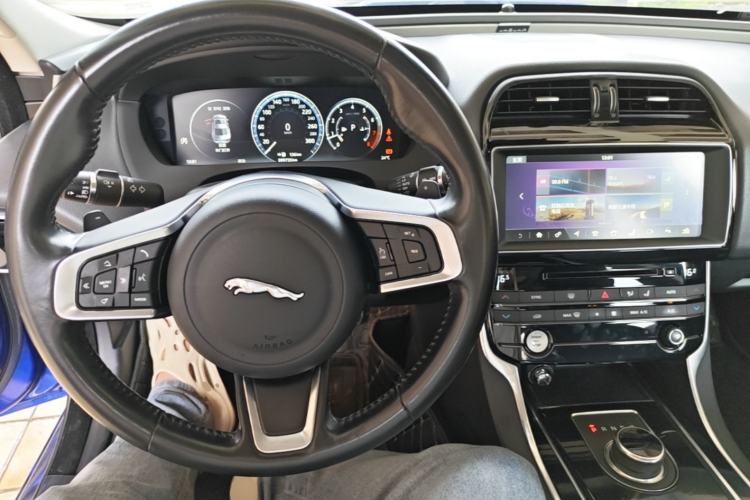 Used Jaguar XEL 2018 2.0T 200 PS Premium Edition Center Console
