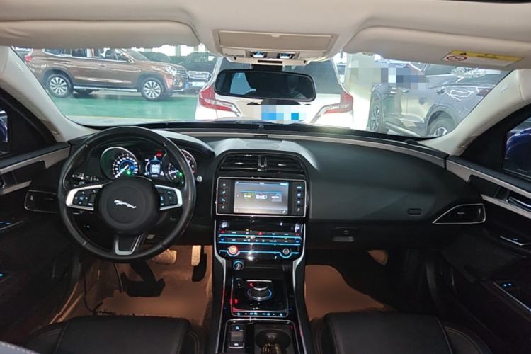 Used Jaguar XEL 2018 2.0T 200 PS Luxury Edition Center Console