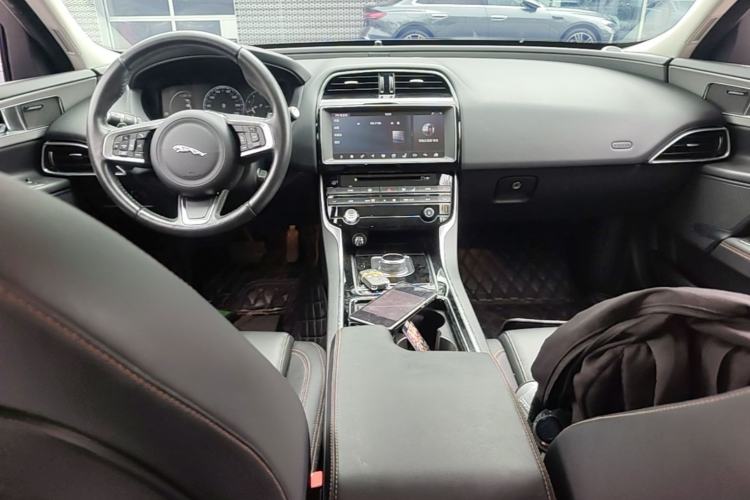 Used Jaguar XEL 2018 2.0T 200 PS Premium Edition Center Console