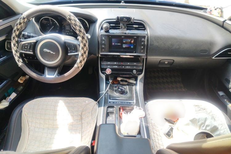 Used Jaguar XEL 2018 2.0T 200 PS Luxury Edition Center Console
