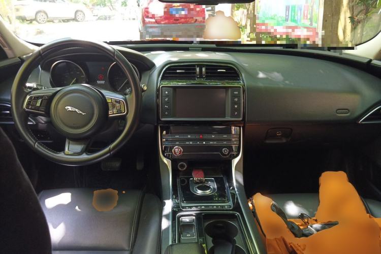 Used Jaguar XEL 2018 2.0T 200 PS Premium Edition Center Console