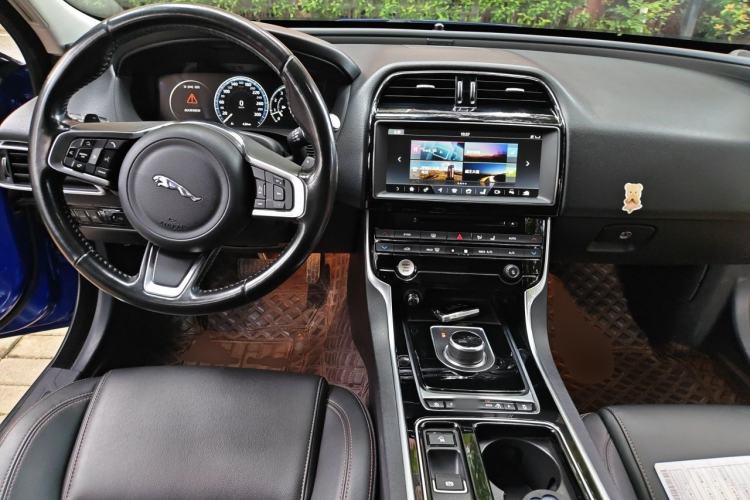 Used Jaguar XEL 2018 2.0T 250 PS Premium Edition Center Console