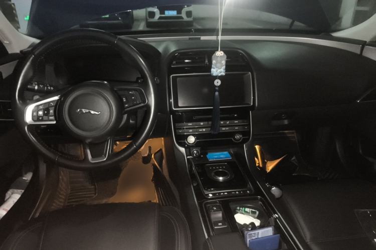 Used Jaguar XEL 2018 2.0T 200 PS Premium Edition Center Console