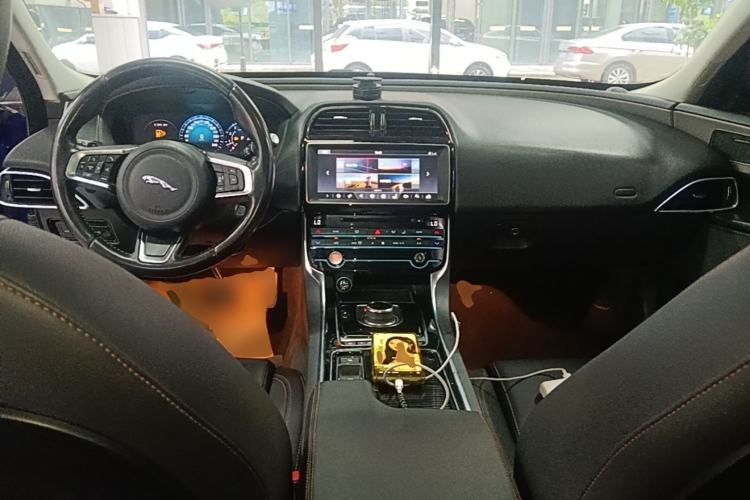 Used Jaguar XEL 2018 2.0T 200 PS Premium Edition Center Console