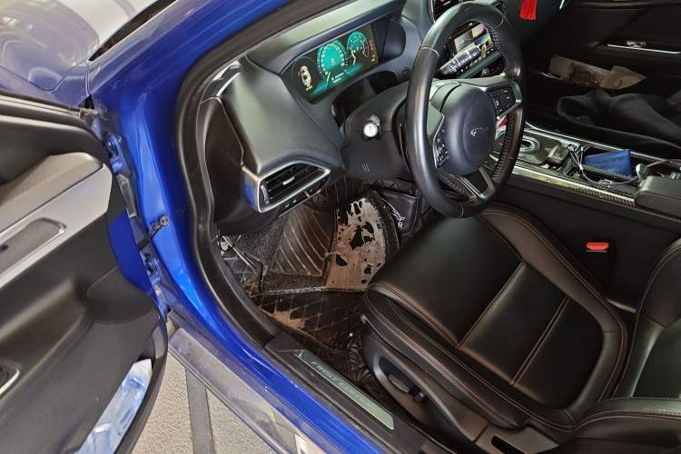Used Jaguar XEL 2018 2.0T 200 PS First-Edition Limited Edition Driver Seat
