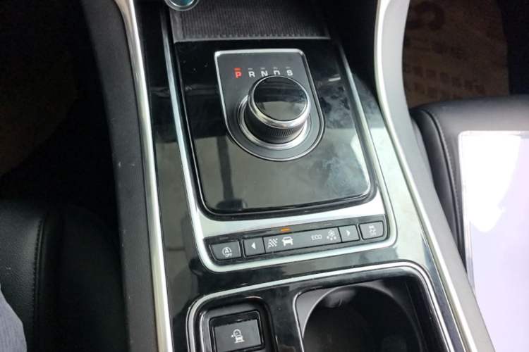Used Jaguar XEL 2018 2.0T 200 PS Elite Edition Gear Lever