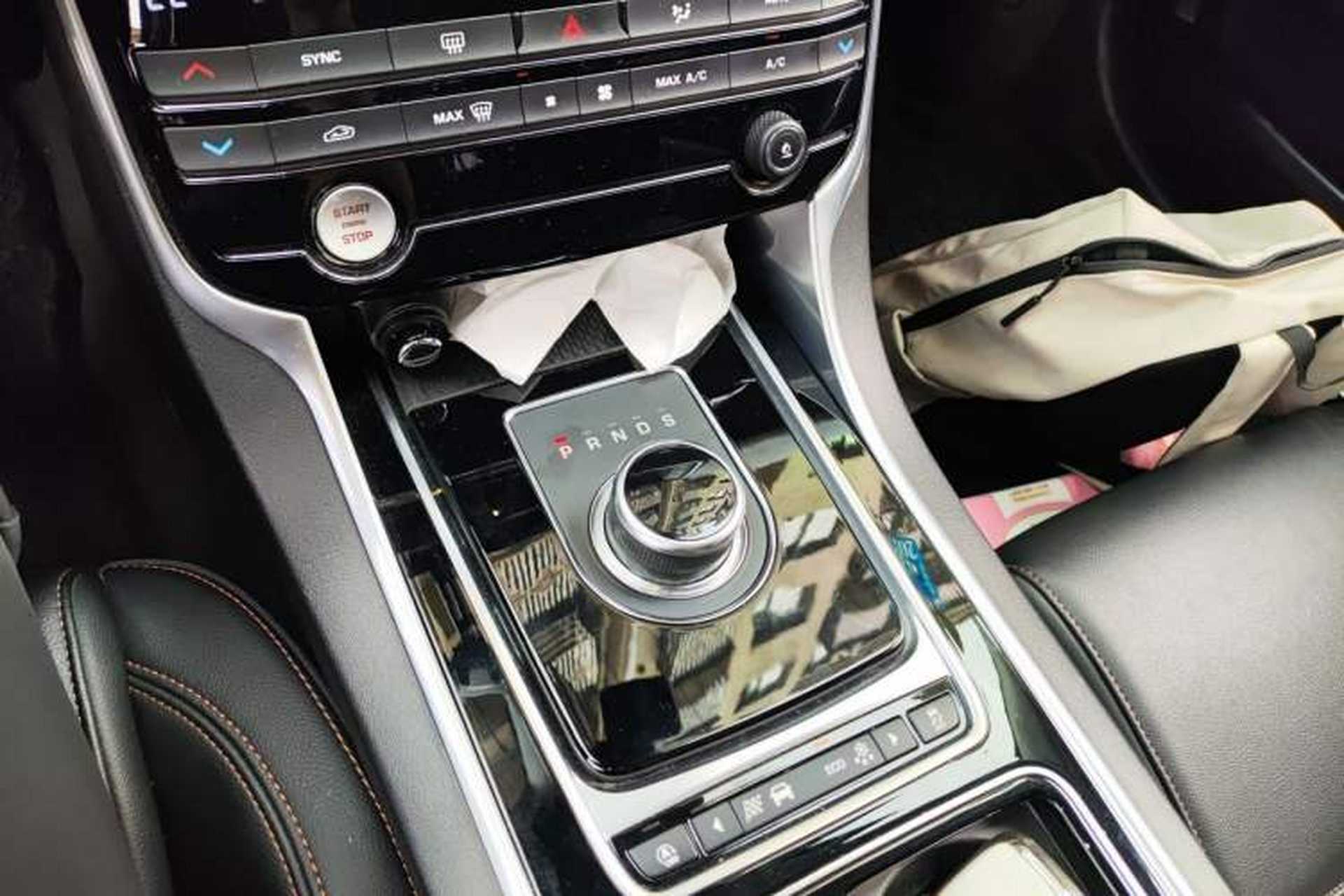 Used Jaguar XEL 2018 2.0T 200 PS Luxury Edition Gear Lever
