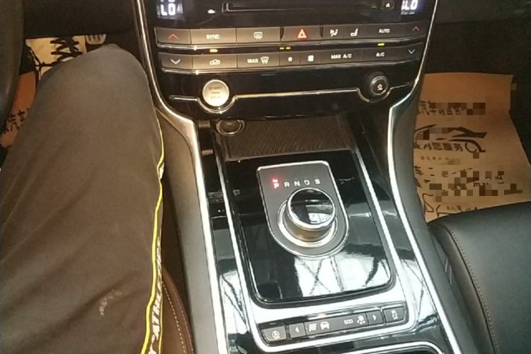 Used Jaguar XEL 2018 2.0T 200 PS Premium Edition Gear Lever