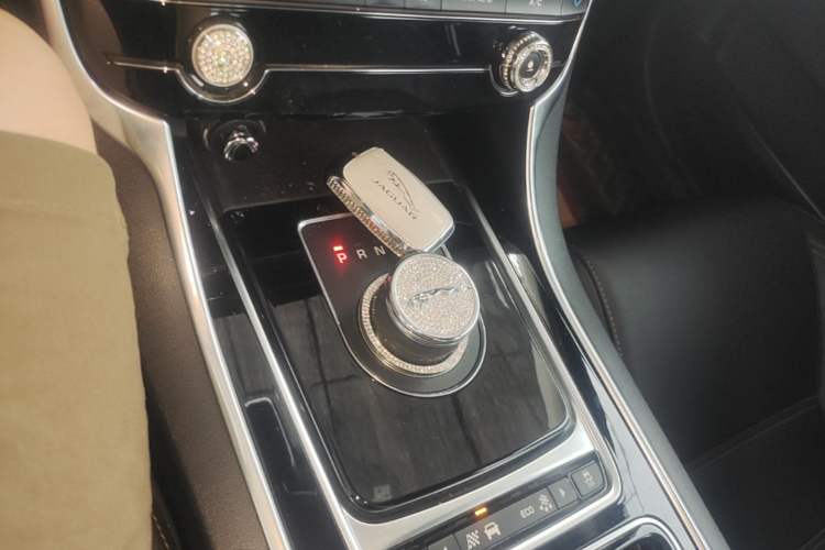 Used Jaguar XEL 2018 2.0T 200 PS Luxury Edition Gear Lever
