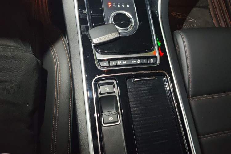 Used Jaguar XEL 2018 2.0T 200 PS Luxury Edition Gear Lever