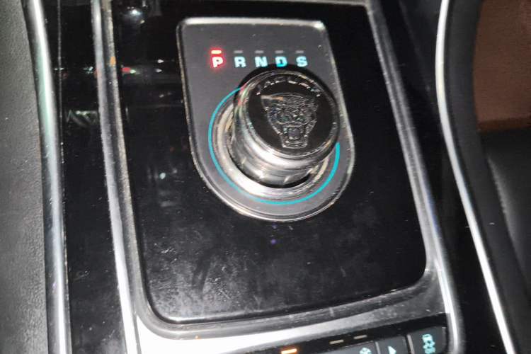 Used Jaguar XEL 2018 2.0T 200 PS Luxury Edition Gear Lever