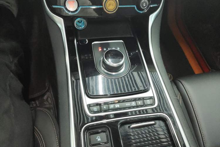 Used Jaguar XEL 2018 2.0T 200 PS Luxury Edition Gear Lever
