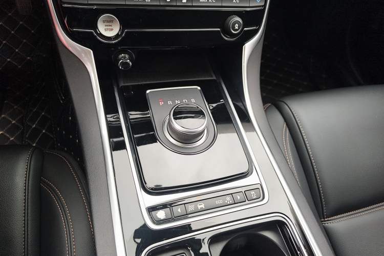 Used Jaguar XEL 2018 2.0T 250 PS Premium Edition Gear Lever