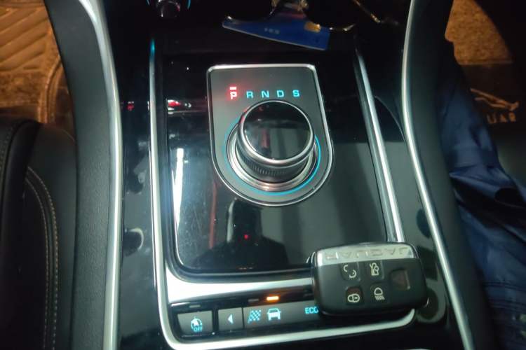 Used Jaguar XEL 2018 2.0T 200 PS Premium Edition Gear Lever