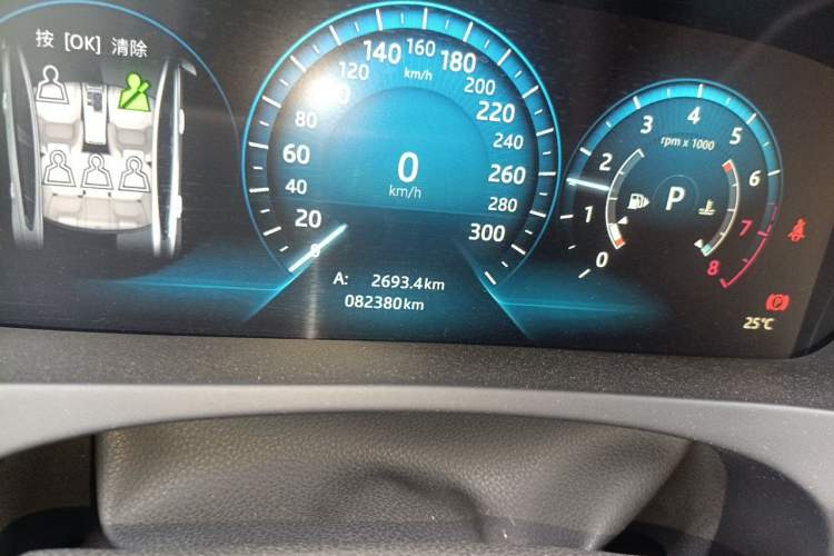 Used Jaguar XEL 2018 2.0T 200 PS Premium Edition Odometer Close Up