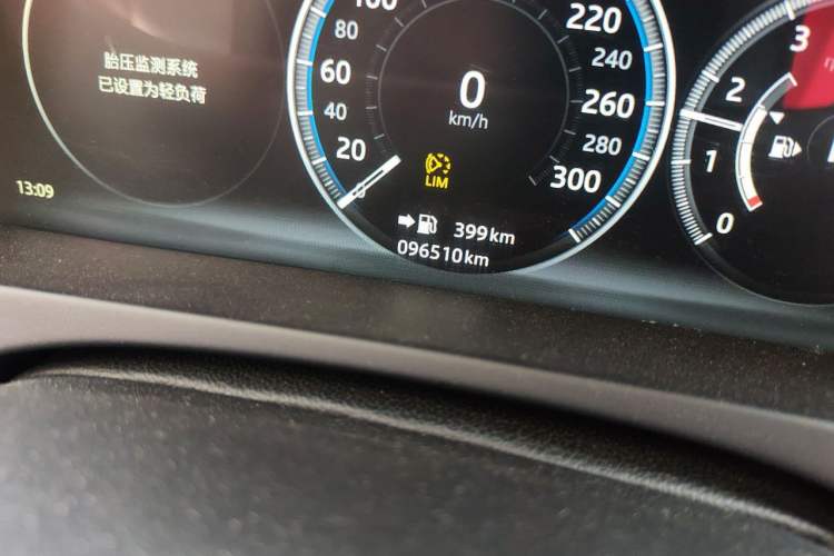 Used Jaguar XEL 2018 2.0T 200 PS First-Edition Limited Edition Odometer Close Up