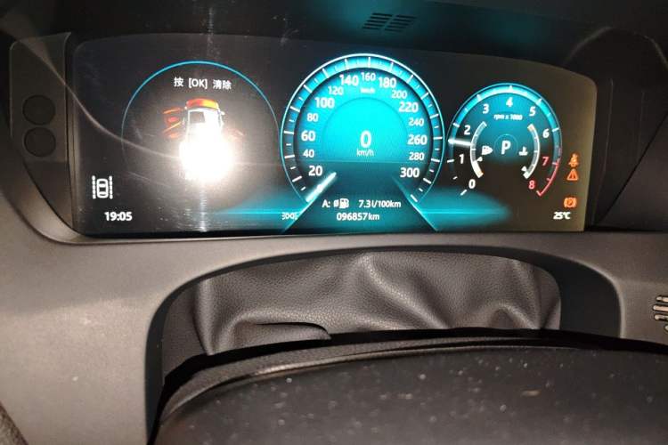 Used Jaguar XEL 2018 2.0T 200 PS Premium Edition Odometer Close Up