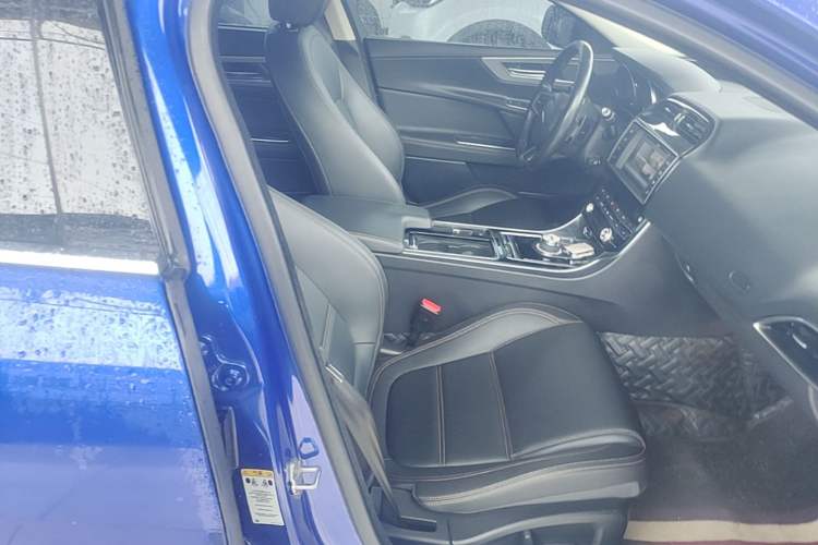 Used Jaguar XEL 2018 2.0T 200 PS Luxury Edition Right Front Seat