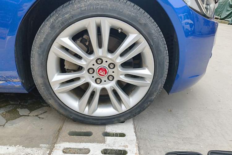 Used Jaguar XEL 2018 2.0T 200 PS Premium Edition Right Front Wheel Hub