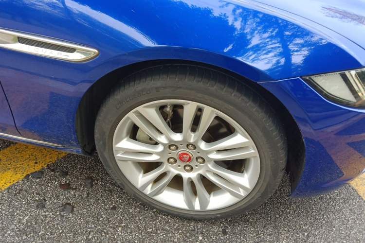 Used Jaguar XEL 2018 2.0T 200 PS Premium Edition Right Front Wheel Hub