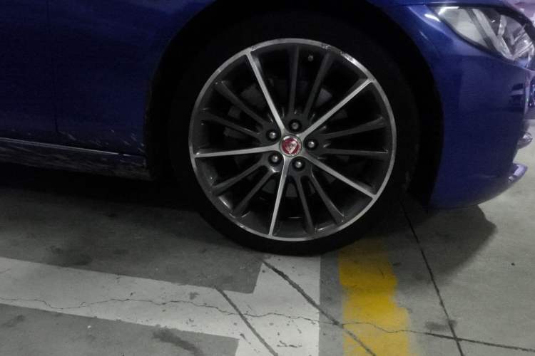 Used Jaguar XEL 2018 2.0T 200 PS Premium Edition Right Front Wheel Hub
